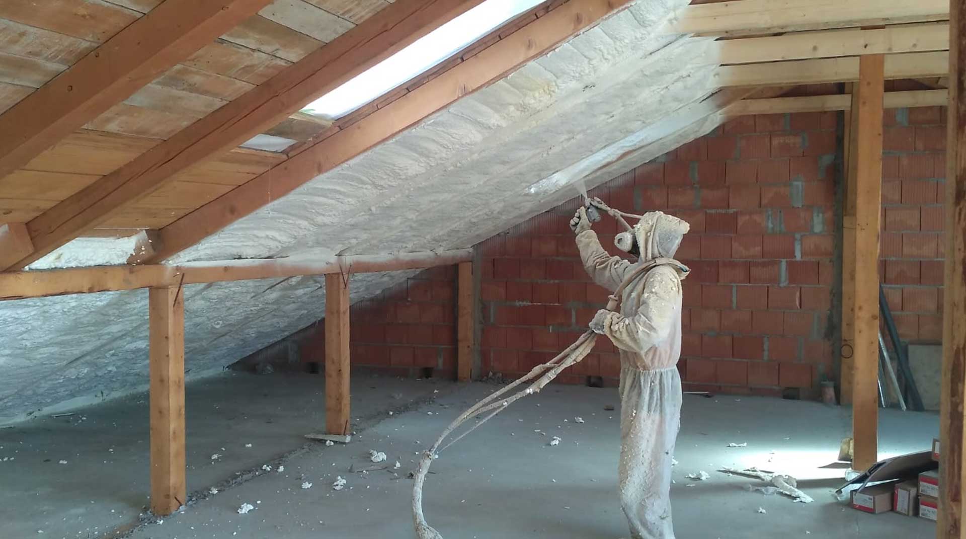 Izolații mansardă cu spumă poliuretanică – Eco Iso Construct Oradea